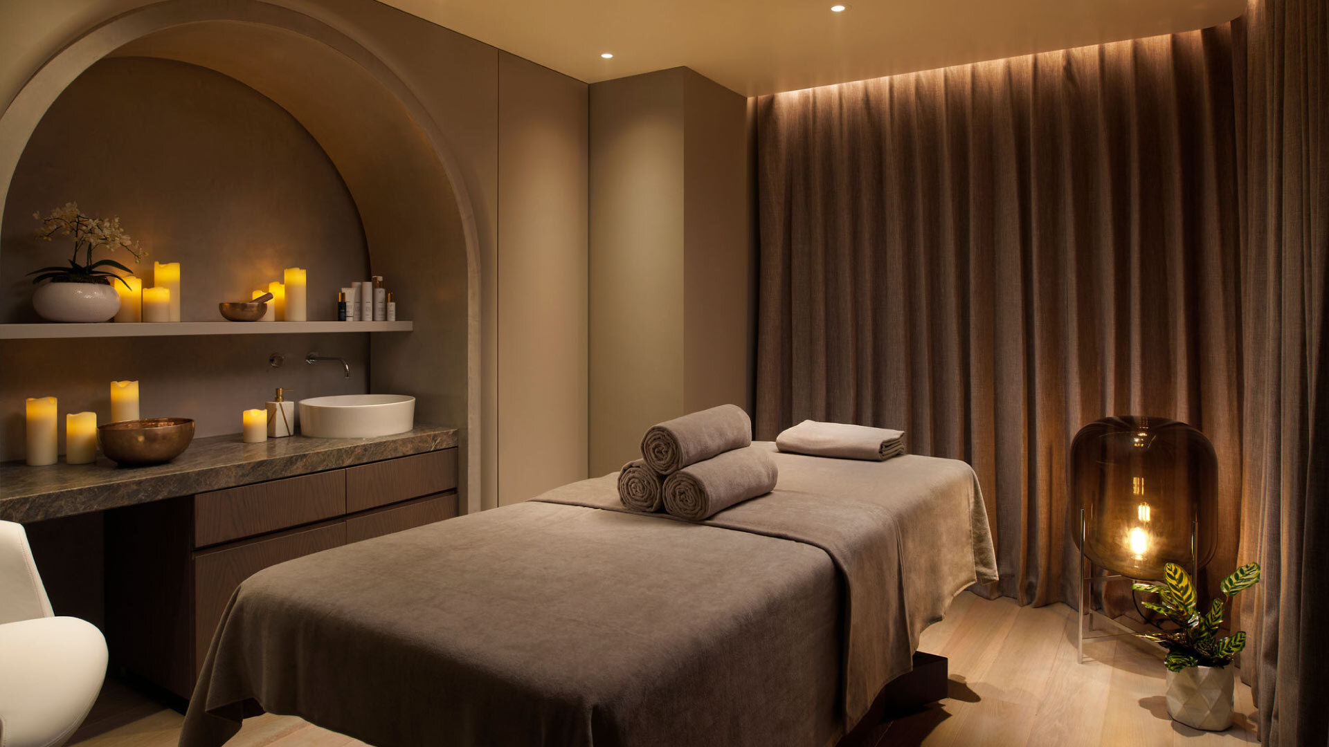 5 best Spas in the City of London - Sensory Wellbeing Spa 5 best Spas in the City of London - Sensory Wellbeing Spa - massage room, candles and towels on the side