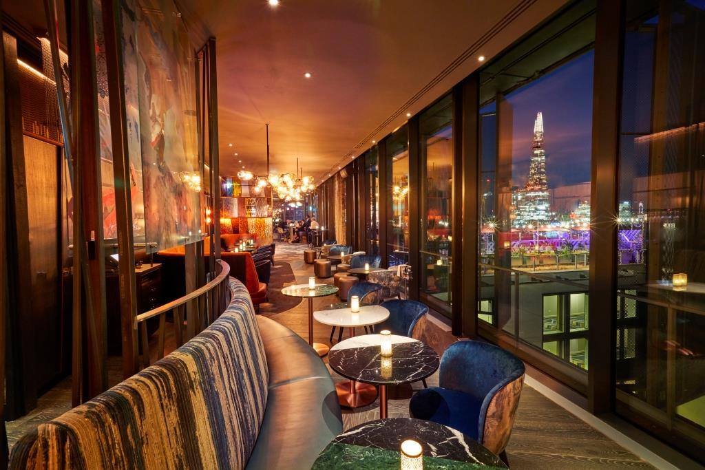 11 Rooftop Bars & Restaurants in the City of London - Savage Garden Doubletree by Hilton London - Tower of London - night lighting - smart bar - views of the City