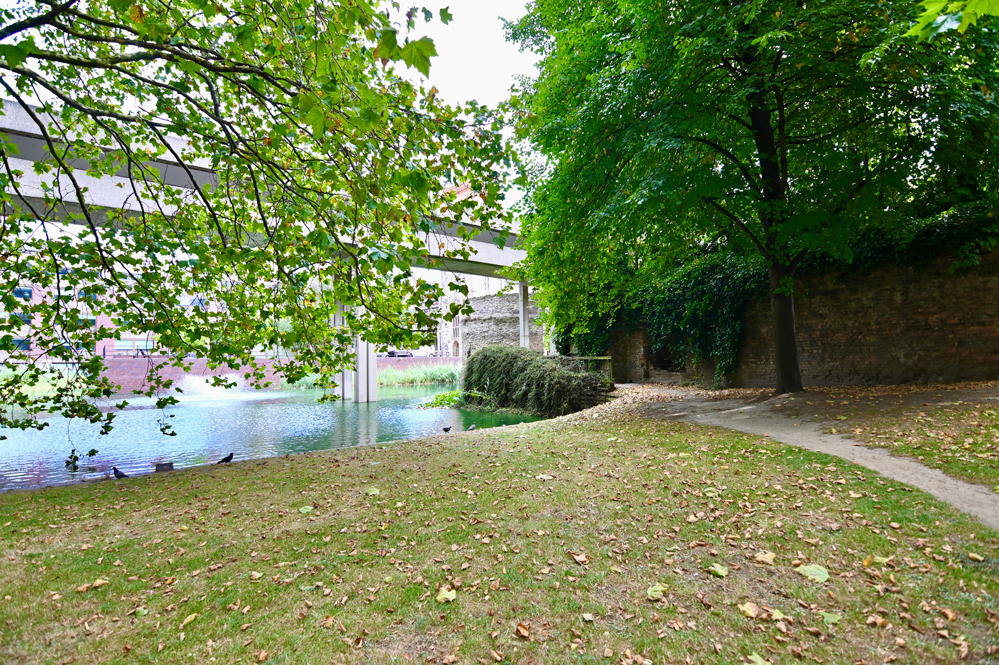 An image of the historic site of a Jewish Cemetery at the Barbican Estate.